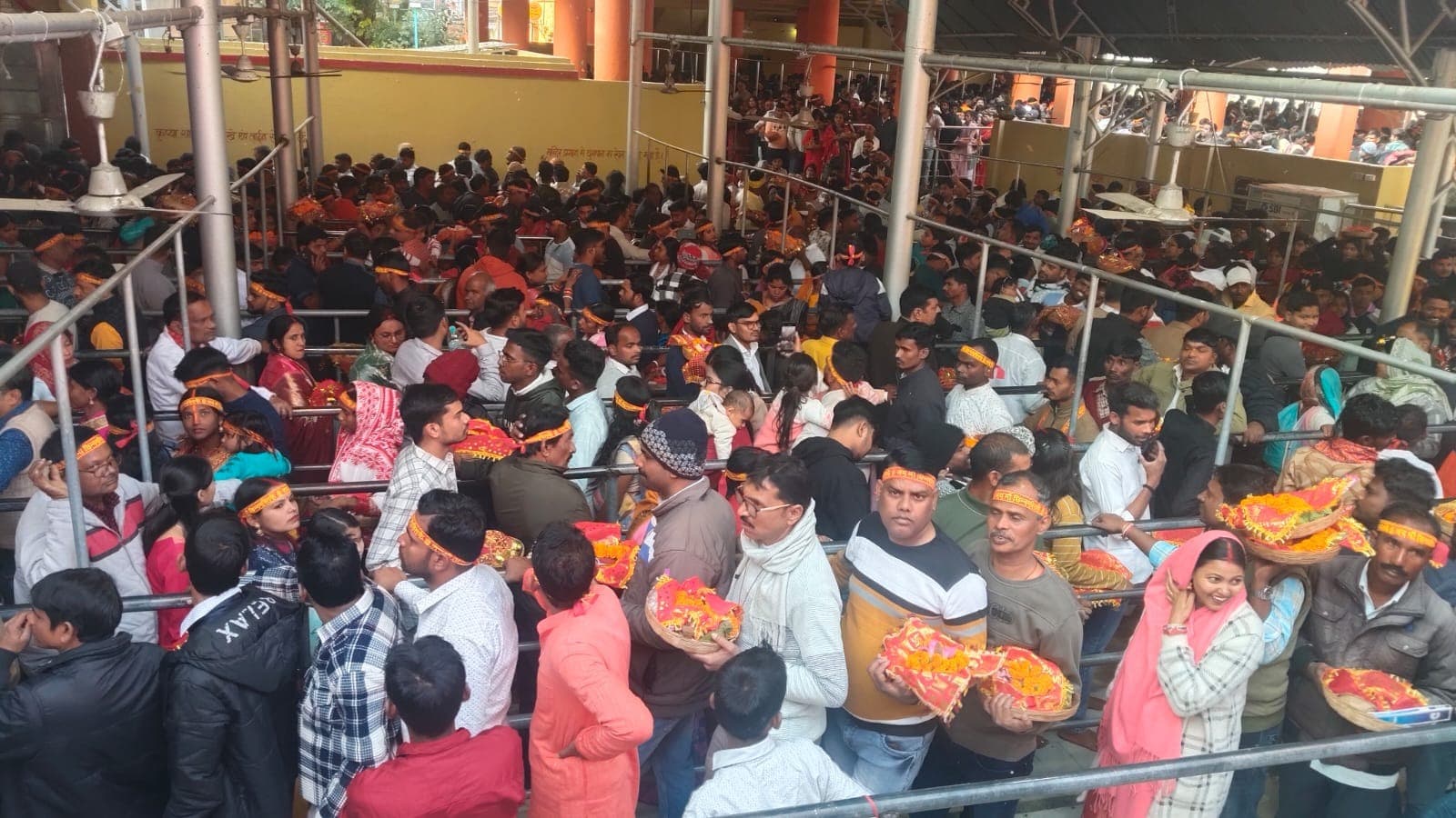 शरद पूर्णिमा पर रजरप्पा में उमड़ी श्रद्धालुओं की भारी भीड़