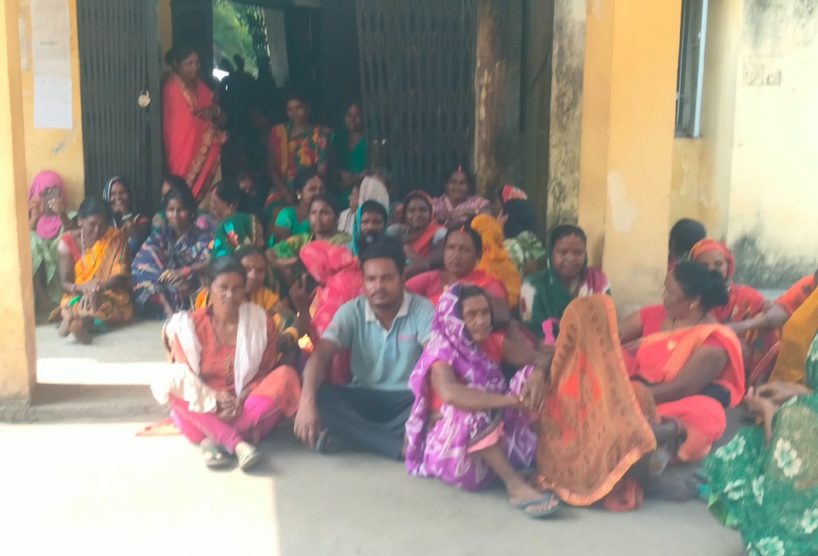 न्यू मंगरदाहा की महिलाओं ने सीसीएल तोपा पीओ कार्यालय पर दिया धरना