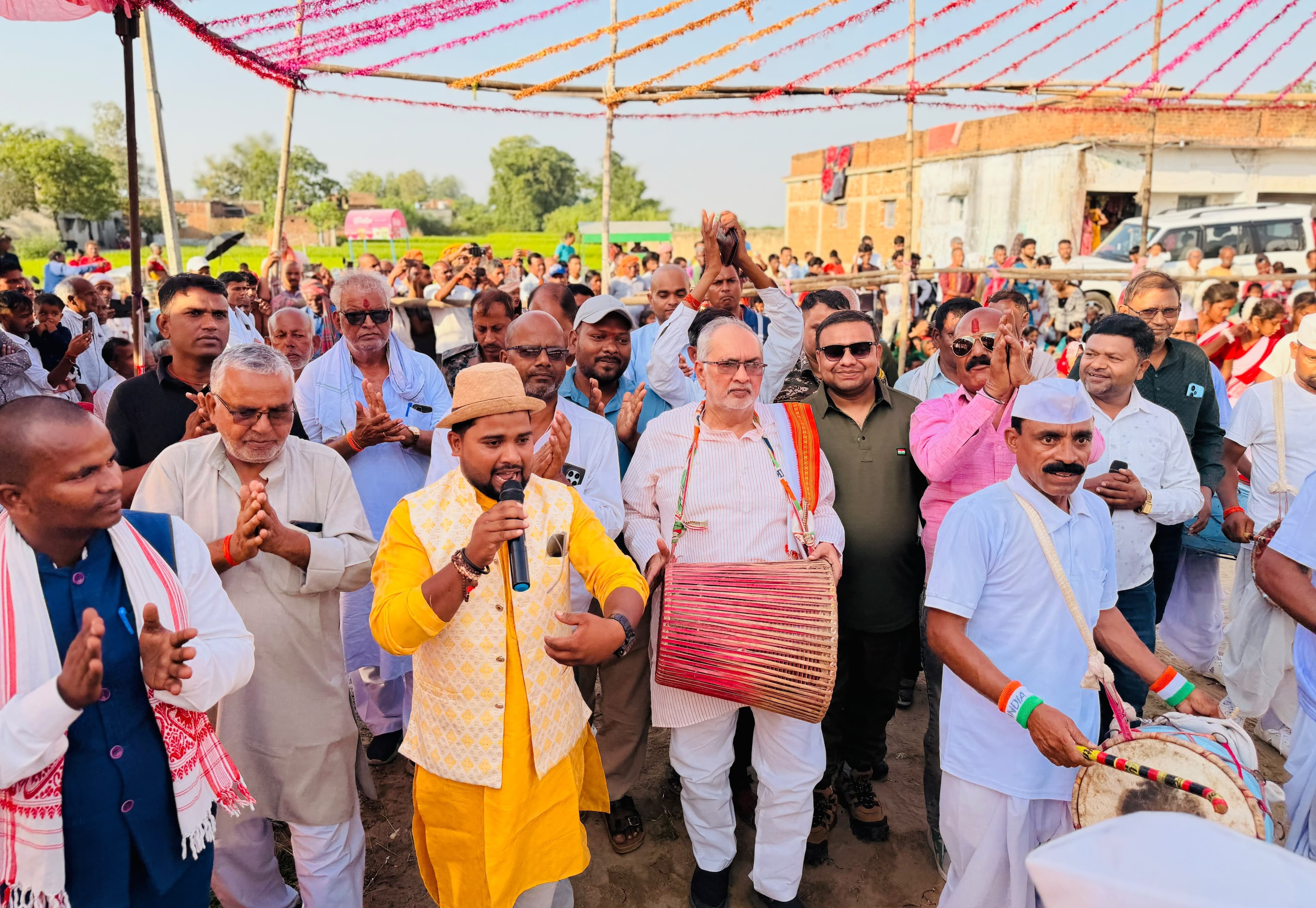 मांदर की थाप पर थिरके विधायक, जगदीशपुर में झूमर नृत्य का आयोजन