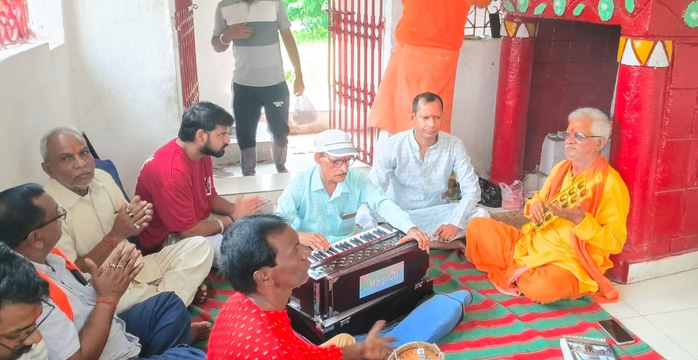 चरही घाटी नन्हें हनुमान मंदिर में गूंजा सामूहिक हनुमान चालीसा पाठ, श्रद्धालुओं में उत्साह 