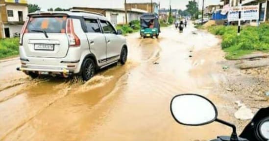 बारिश ने खोली बदहाल व्यवस्था की पोल: अखाड़ा चौक से करोंज मोड़ तक सड़क बनी तालाब, हादसे का बढ़ा खतरा
