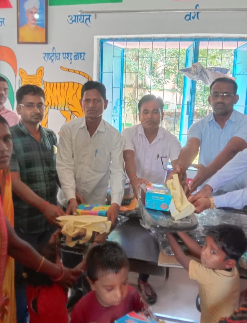 आंगनबाड़ी केंद्र पडिरमा में बच्चों के बीच पोशाक एवं फेस किट का वितरण