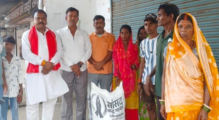 सांसद श्राद्ध सम्मान योजना के तहत मृतक के परिजनों को मिला सहयोग, सांसद प्रतिनिधियों ने किया वितरण