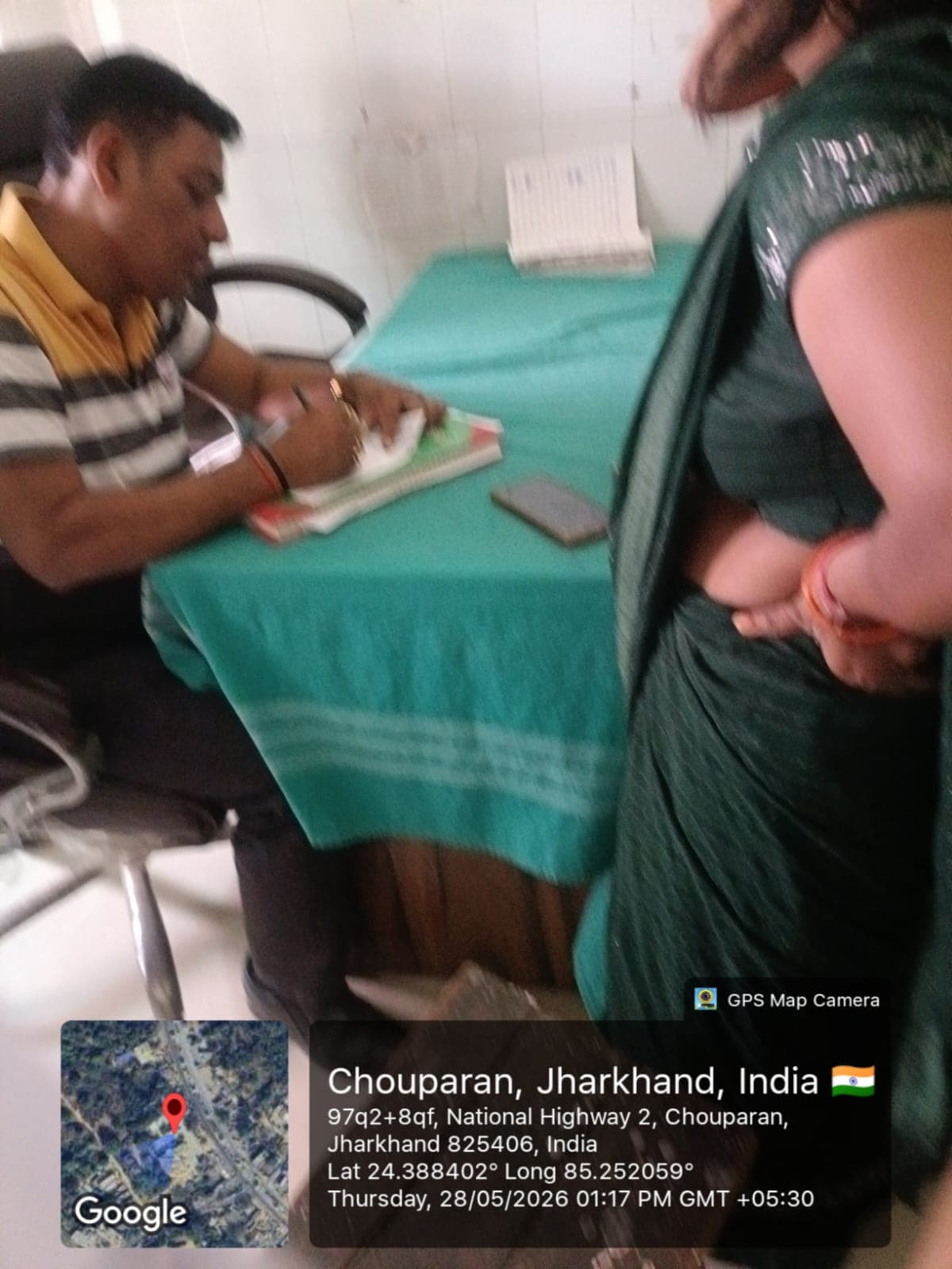 रोस्टर में डॉ. डीएन ठाकुर की ड्यूटी, अस्पताल में दिखे आयुष चिकित्सक रविकांत पांडेय