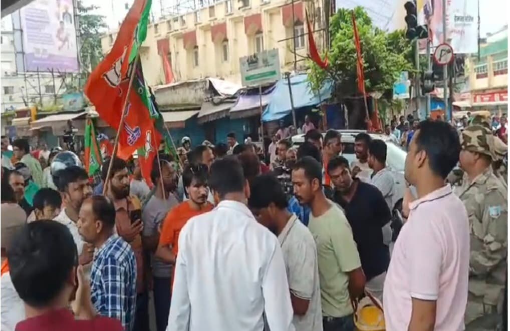 रातू रोड में भाजपा कार्यकर्ताओं और पुलिस के बीच धक्का-मुक्की, टायर हटाने को लेकर हुआ विवाद