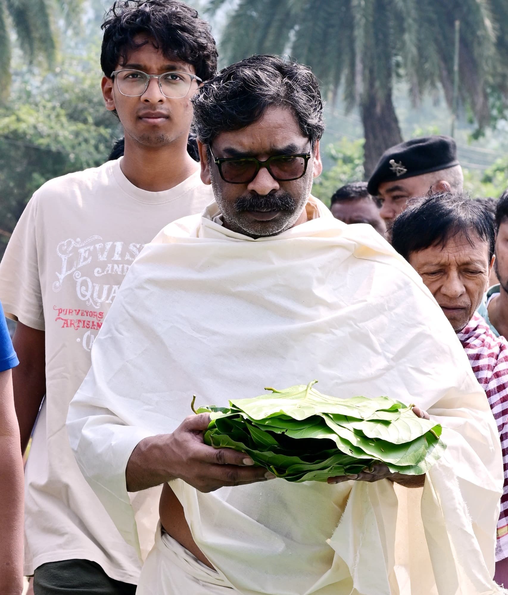 हेमंत सोरेन ने दिवंगत माता रूपी सोरेन के निमित्त निभाई पारंपरिक रस्म