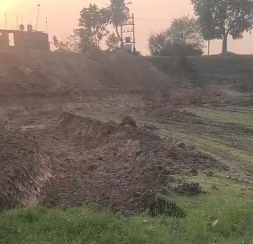 खावा आहर गहरीकरण कार्य में अनियमितता का आरोप, ग्रामीणों ने उपायुक्त से लगाई न्याय की गुहार
