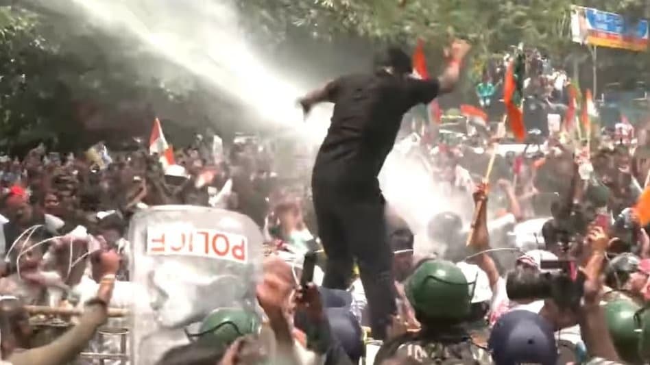 छात्रों पर लाठीचार्ज के बाद देर रात रांची प्रशासन की प्रेस कॉन्फ्रेंस, कहा- ‘अधिकारियों पर फेंके जूते-चप्पल, जवान को कुचलने की कोशिश’