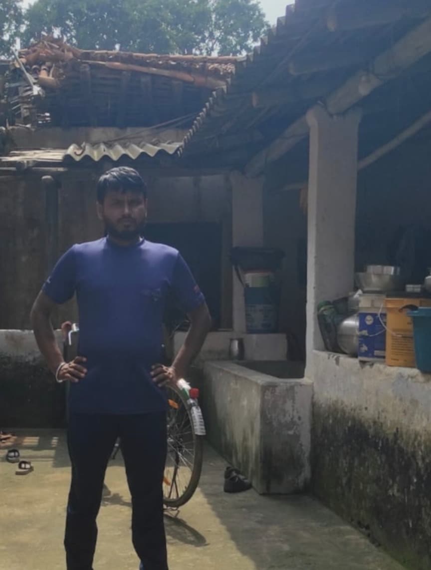 लगातार बारिश से ग़रीब का मिट्टी घर फटा, बारिश होने पर घर में पानी भरा