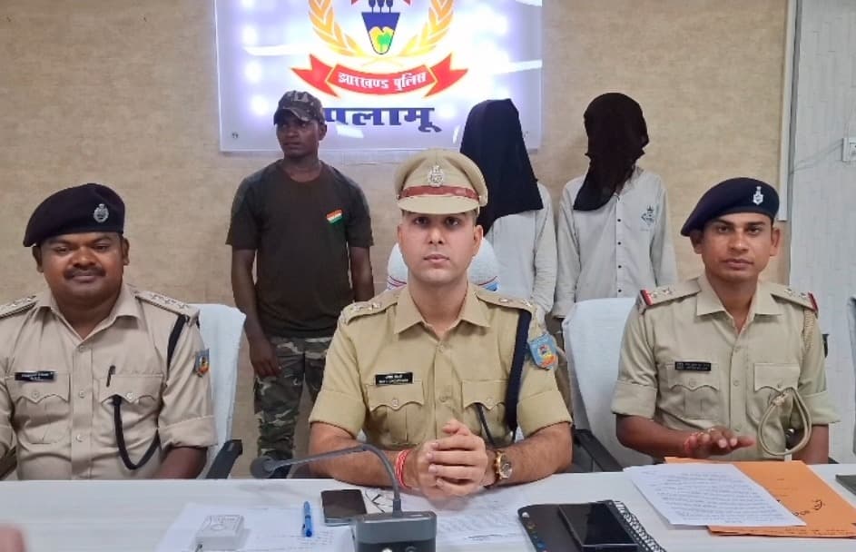 पलामू पुलिस की बड़ी कार्रवाई, चोरी की दो बाइक और देसी हथियार के साथ दो आरोपी गिरफ्तार