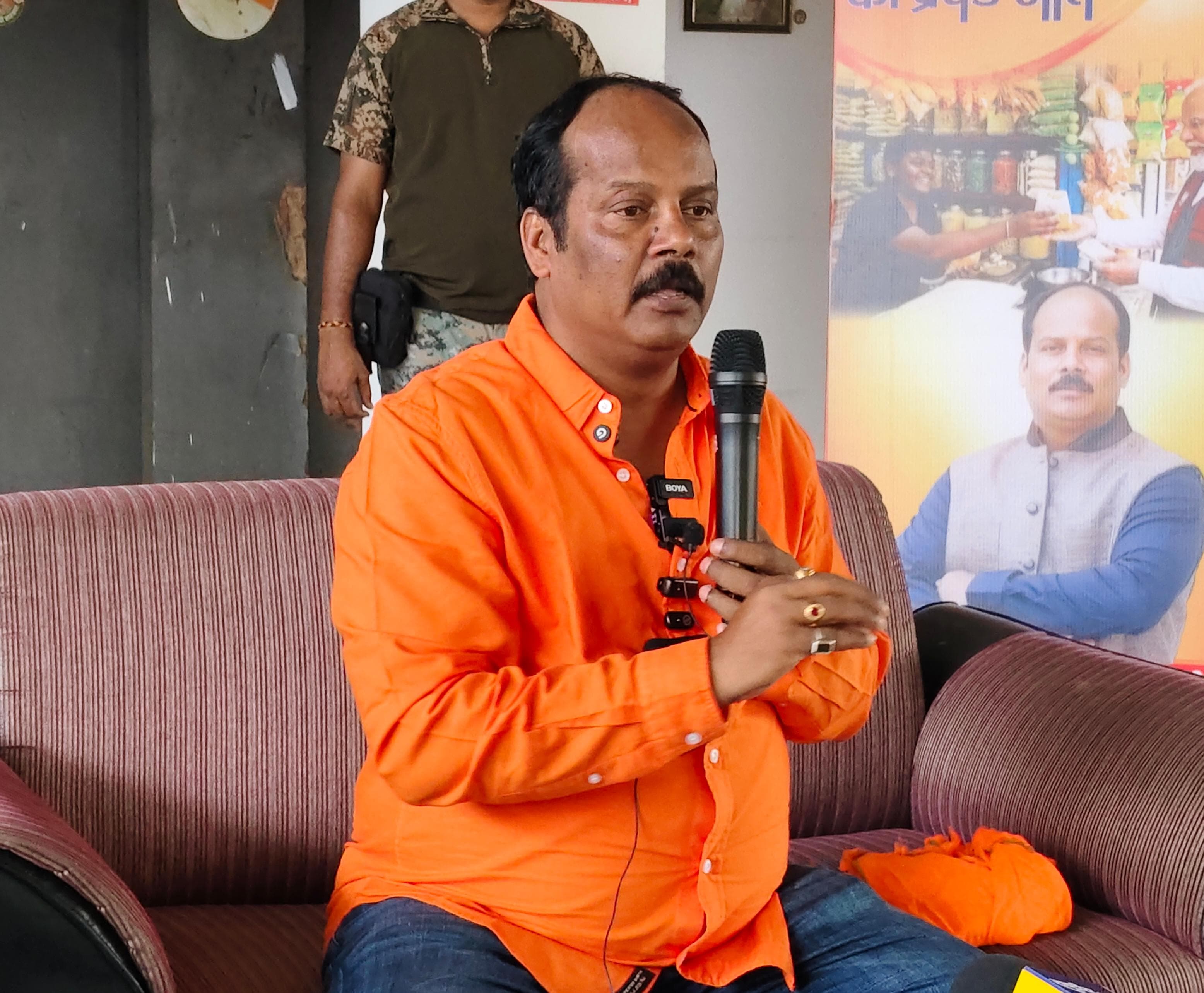 दोनों नेताओं के बीच बढ़ती बयानबाज़ी और अंदरूनी खींचतान को पार्टी के लिए नुकसानदायक