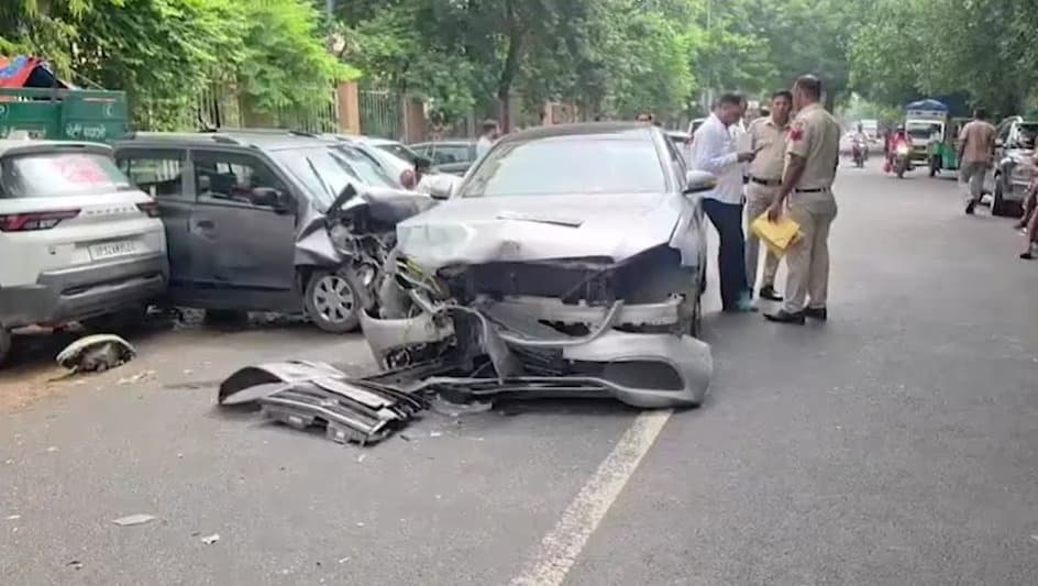 बेकाबू मर्सिडीज ने ली बुजुर्ग की जान