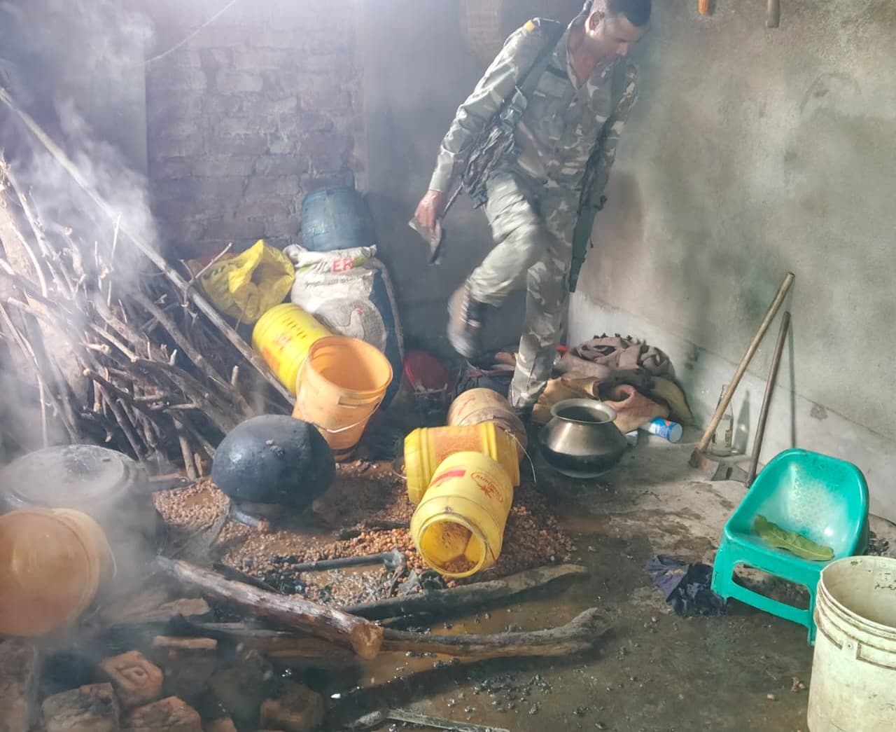 अमनारी में पुलिस ने 40 किलो महुआ जावा किया नष्ट