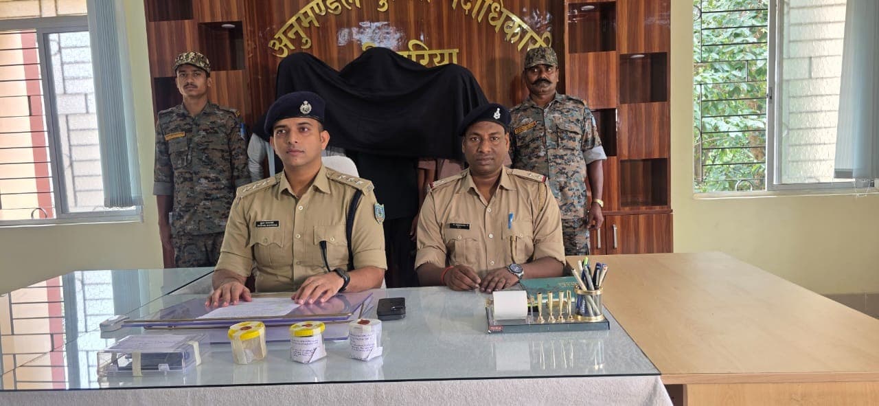 चतरा पुलिस की बड़ी कार्रवाई, 5 लाख की ब्राउन शुगर के साथ तीन अंतरराज्यीय तस्कर गिरफ्तार