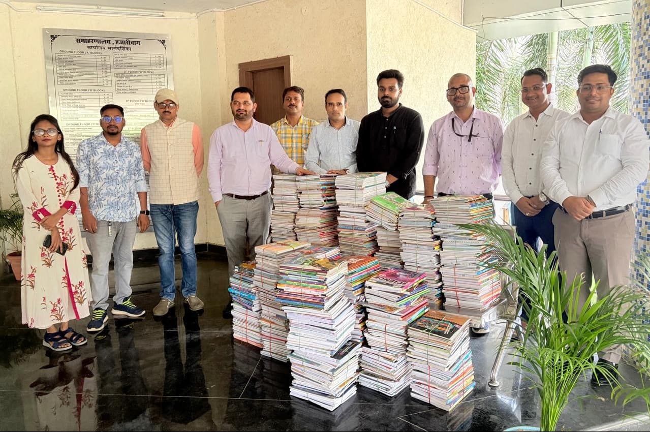 एंजल्स स्कूल ने जिला पुस्तकालय को भेंट कीं करीब एक हजार पुस्तकें