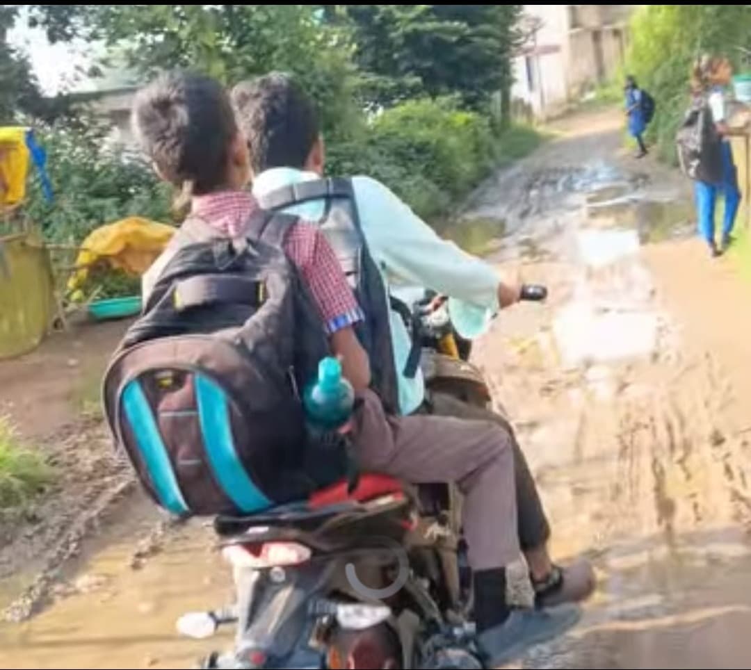 गुड़ियों में पूर्व पंसस के घर के पास सड़क बदहाल