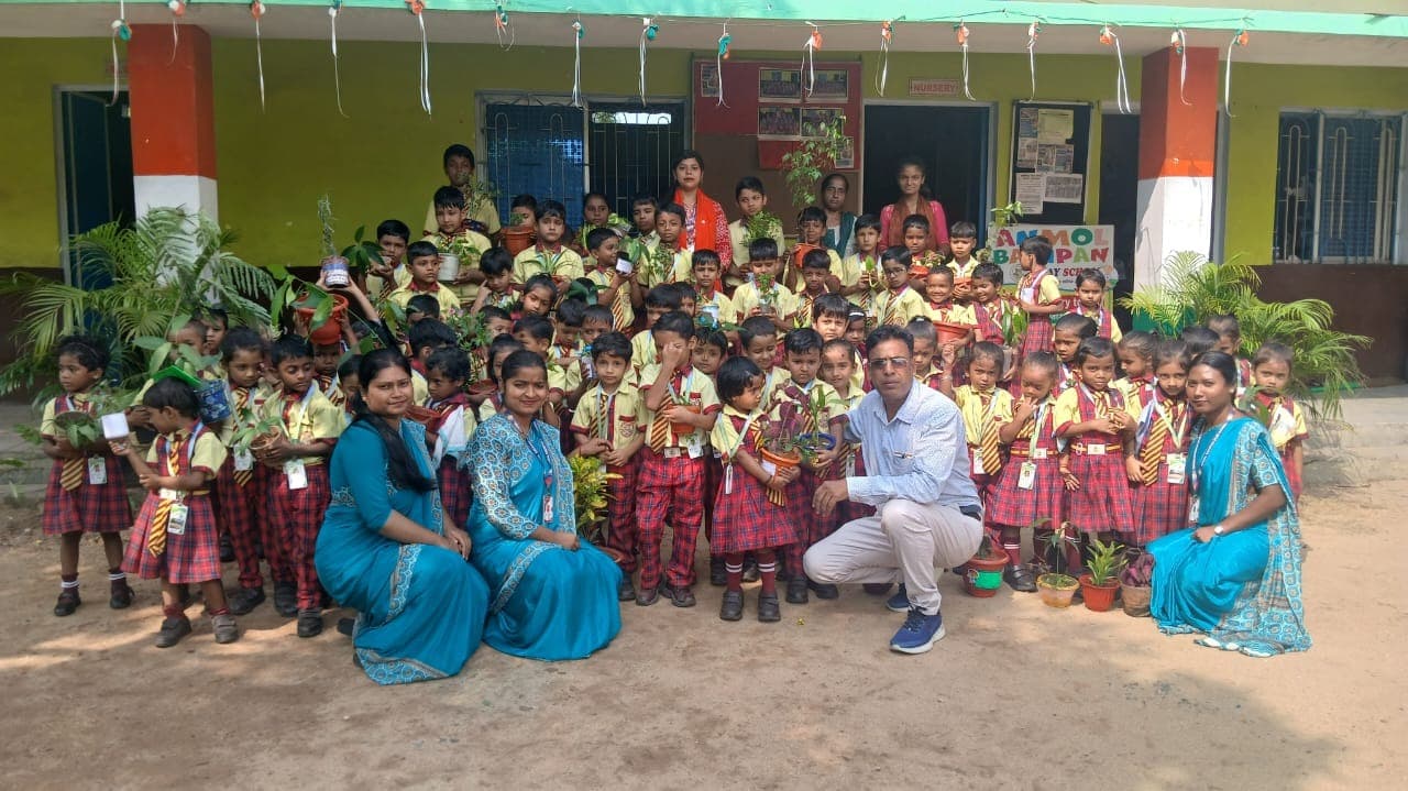 विश्व पर्यावरण स्वास्थ्य दिवस पर अनमोल प्ले स्कूल में हुआ पौधारोपण कार्यक्रम