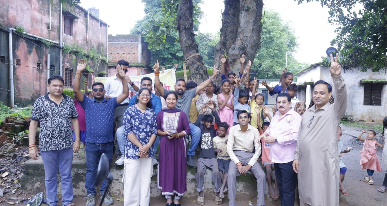 बिरहोर बच्चों संग केक काटकर समाजसेवी रितेश खण्डेलवाल ने मनाया जन्मदिन, जरूरतमंदों के बीच बांटी खुशियां