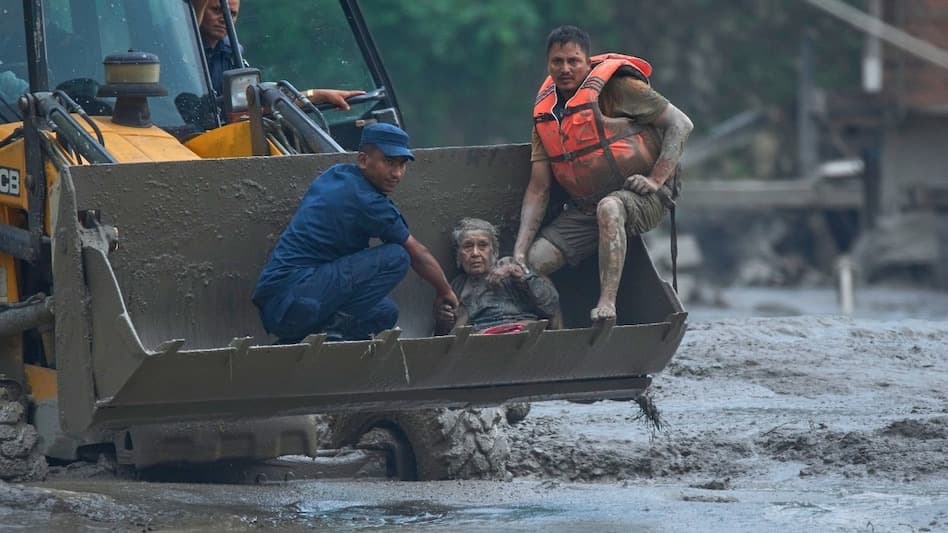 नेपाल बाढ़ में 97 वर्षीय महिला ने दी मौत को मात, चार घंटे बाद मलबे से जिंदा निकलीं