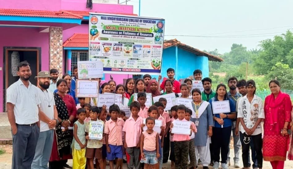 माँ विन्ध्यवासिनी कॉलेज ने पारनदी चंपाडीह में चलाया 'संसाधनों की सीमितता' जागरूकता अभियान  