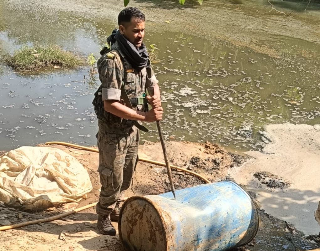 सतगावां के कोठियार जंगल मे सतगावां पुलिस का छापा कई भट्ठी धवस्त