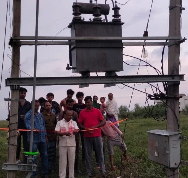 परसावा गांव में नए ट्रांसफार्मर का उद्घाटन, बिजली बहाल होने पर ग्रामीणों में खुशी