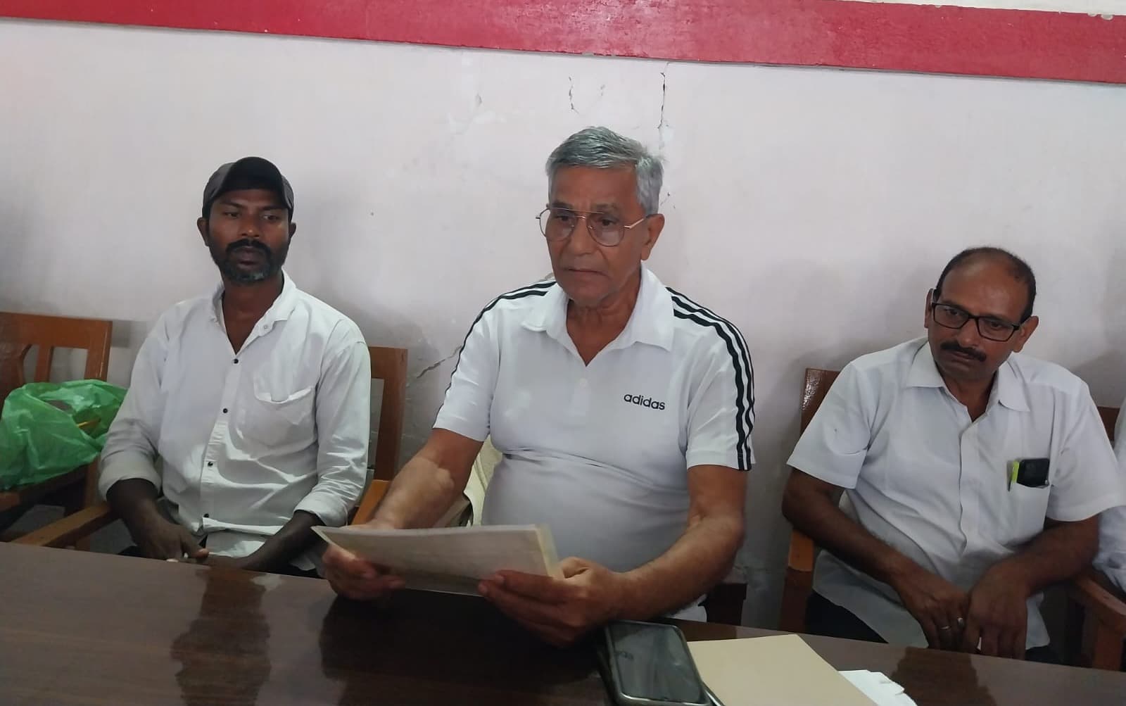 भूदान की तीन एकड़ जमीन पर कब्जे का आरोप, पूर्व विधायक से भी लगाई न्याय की गुहार