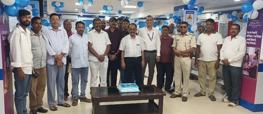एसबीआई बरही में मनाया गया 71 वर्षगांठ, केक काटकर मनायी खुशियां