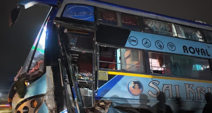 बरही : सांकेतिक बोर्ड के अभाव में डिवाइडर पर चढ़े बस और कार