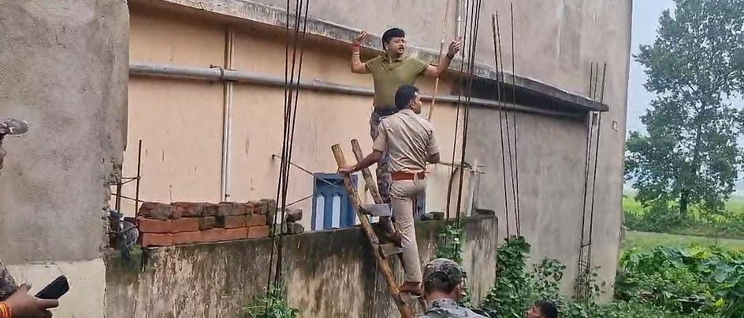चौपारण में जेवर दुकान में डकैती, परिवार को बंधक बनाकर लाखों की लूट