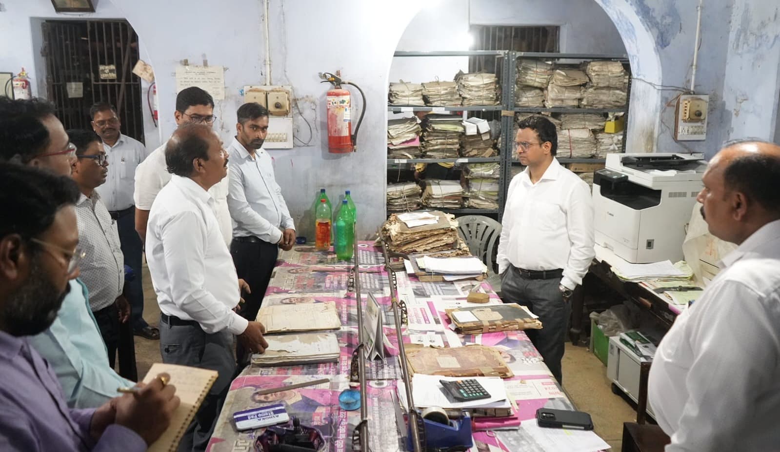 उपायुक्त हेमंत सती ने जिला निबंधन एवं अभिलेखागार का किया औचक निरीक्षण