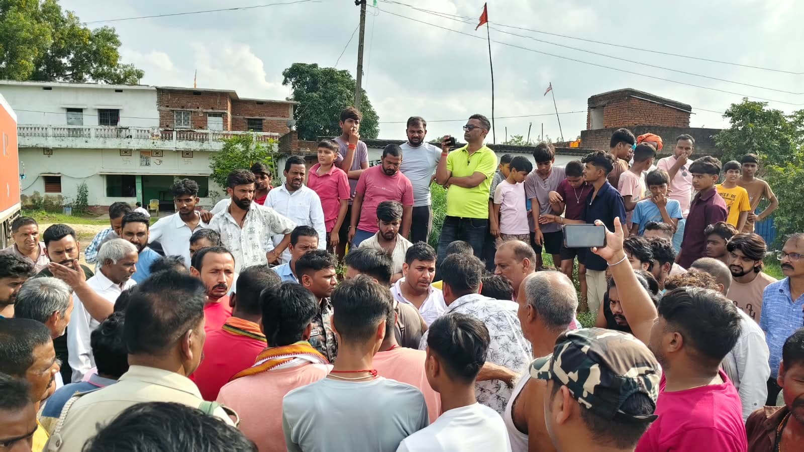 कंटेनर ने पिता-पुत्र को रौंदा, पुत्र की मौत, पिता घायल 