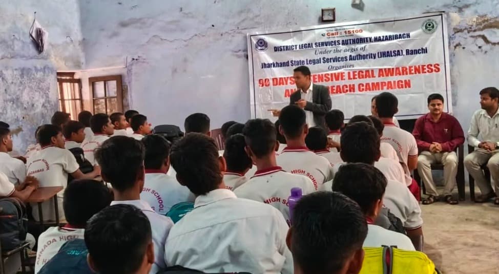 छात्रों को नशामुक्ति, साइबर सुरक्षा और कानूनी अधिकारों की दी गई जानकारी