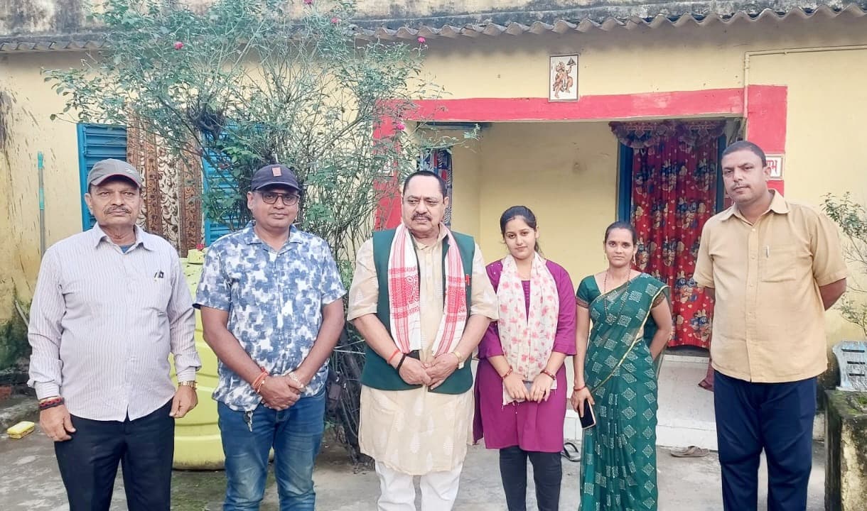 स्व. सिंधु झा के परिजनों से मिले पूर्व सांसद यदुनाथ पांडे, जताई गहरी संवेदना