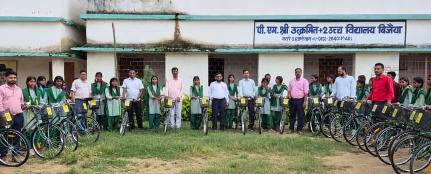 बिजैया में 85 छात्र-छात्राओं के बीच बांटी गई साइकिल