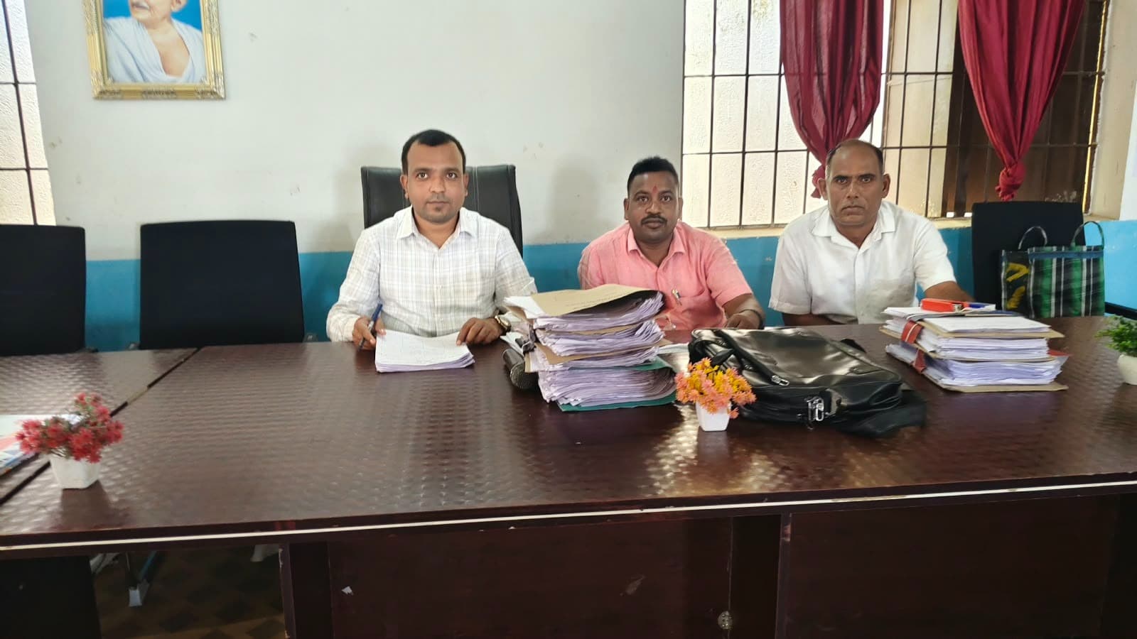 दस्तावेज सत्यापन को लेकर विशेष कैंप में उमड़ी ग्रामीणों की भीड़