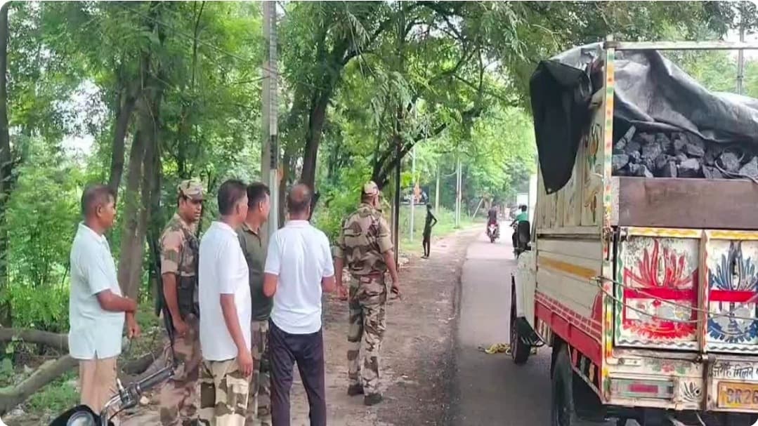 बोकारो में अवैध कोयला कारोबार पर सीआईएसएफ की बड़ी कार्रवाई, 10.8 टन कोयला और दो पिकअप वाहन जब्त