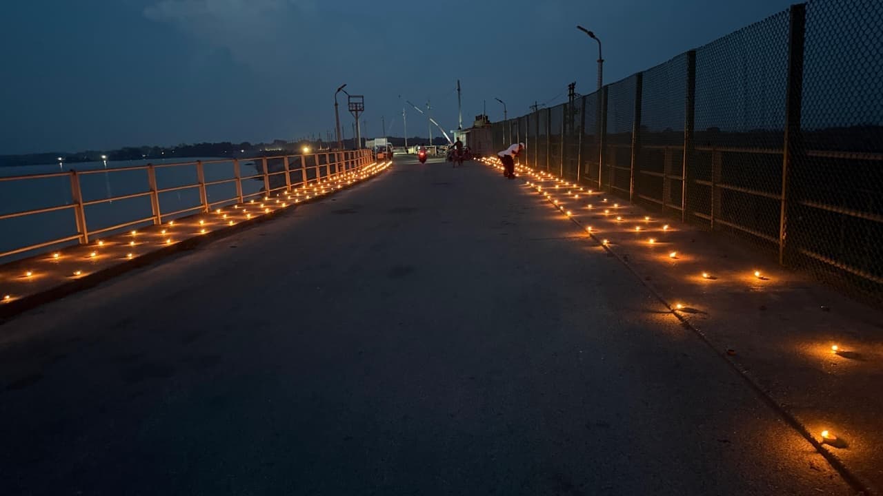 सेवा संकल्प अभियान के तहत दीयों की रोशनी से रोशन हुआ कोनार डैम