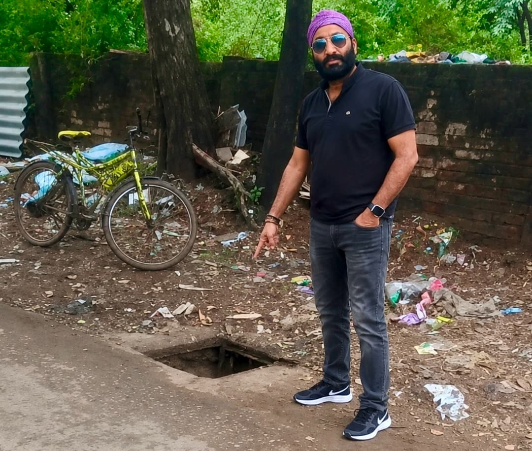 Hazaribagh Kali Bari Road पर खुले मैनहोल से हादसे का खतरा, JMM नेता ने
