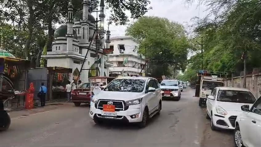 जिला प्रशासन ने निकाला फ्लैगमार्च , उपायुक्त पुलिस अधीक्षक सहित पुलिस पदाधिकारी रहे शामिल