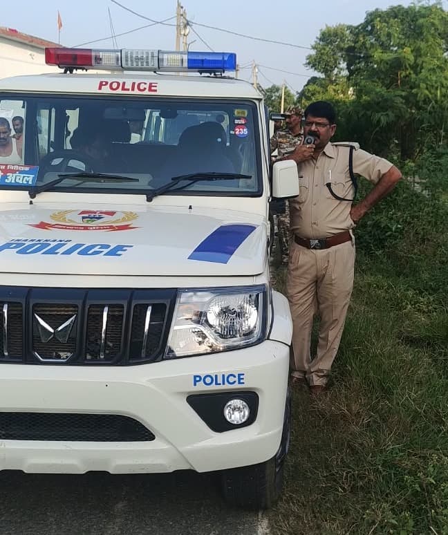 दुष्कर्म मामले में फरार आरोपित के घर चिपकाया इश्तिहार