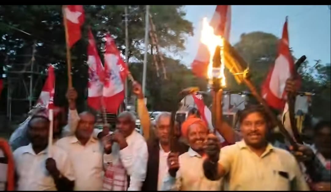 झारखंड आंदोलनकारियों ने मशाल जुलूस निकालकर उठाई अधिकारों की आवाज