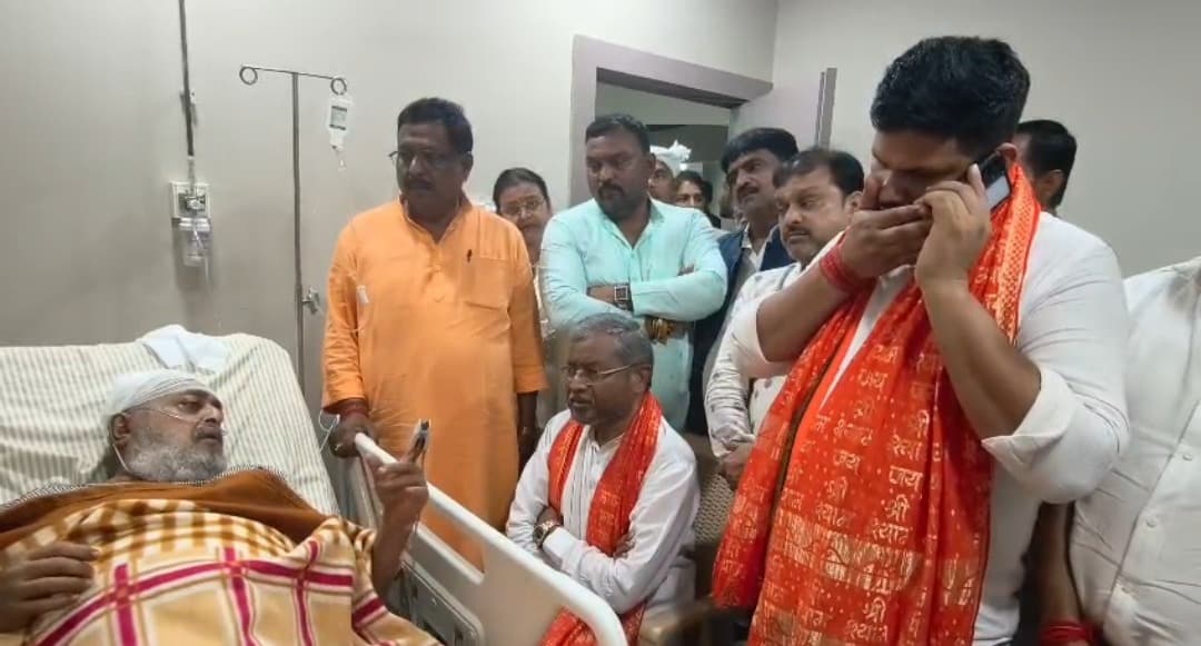 जमीन माफियाओं के हमले में घायल मनजीत सिंह से मिलने पहुंचे बाबूलाल मरांडी