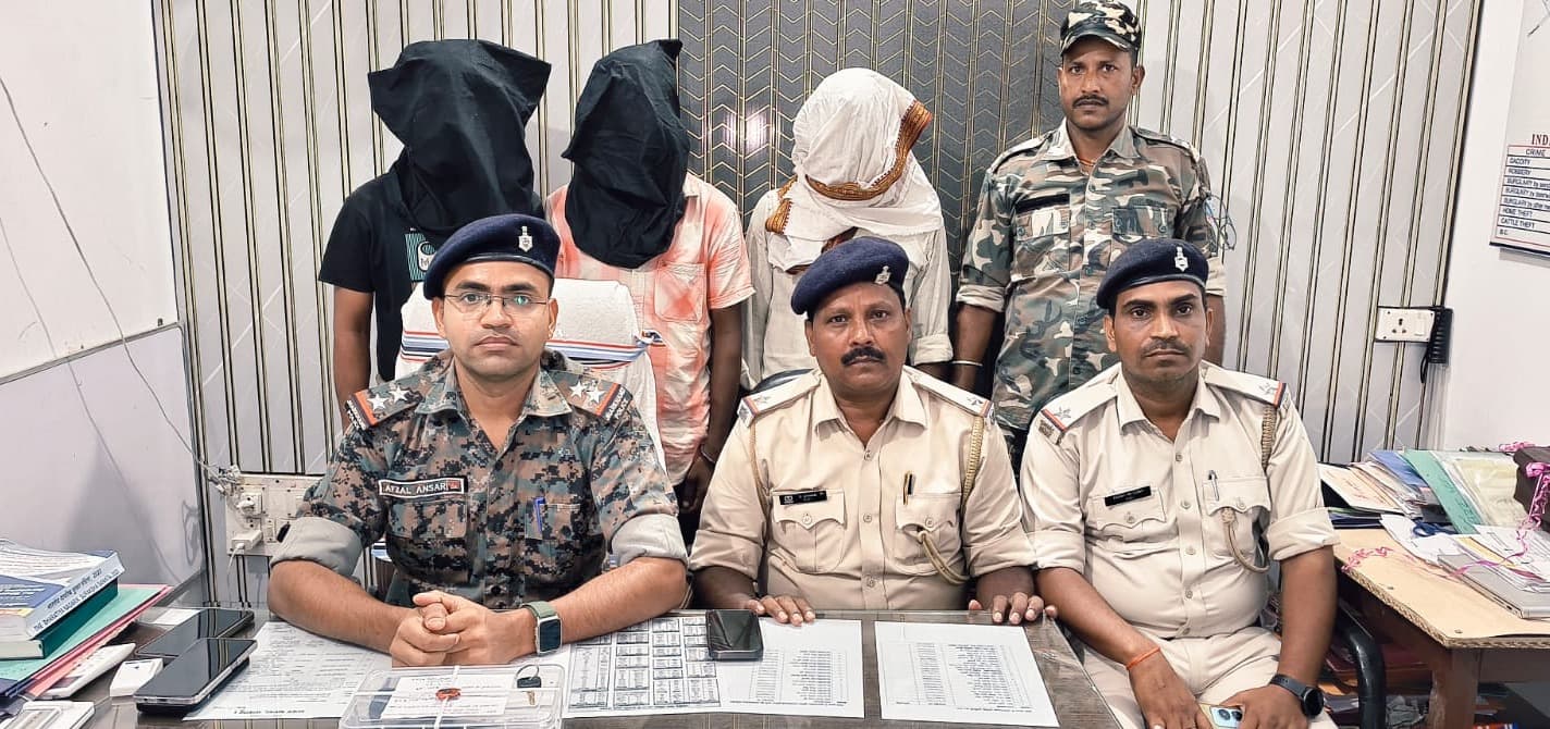 मेदिनीनगर में एंटी क्राइम चेकिंग के दौरान बड़ी सफलता, अवैध हथियार के साथ तीन युवक गिरफ्तार