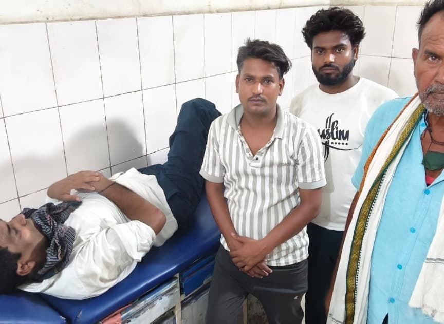 बाइक दुर्घटना में घायल युवक को सामाजिक कार्यकर्ता सिकंदर कुमार ने पहुंचाया अस्पताल