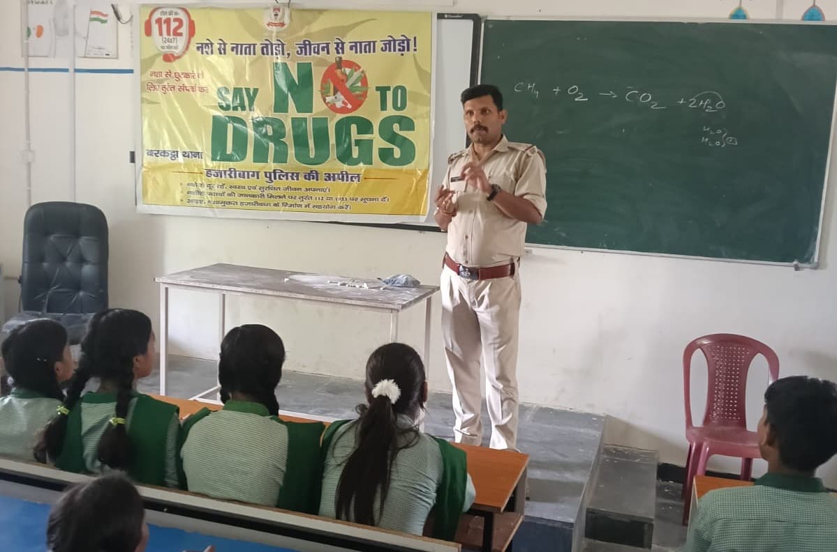 स्कूलों में चला नशा मुक्ति जागरूकता अभियान, विद्यार्थियों को दी गई कानूनी जानकारी