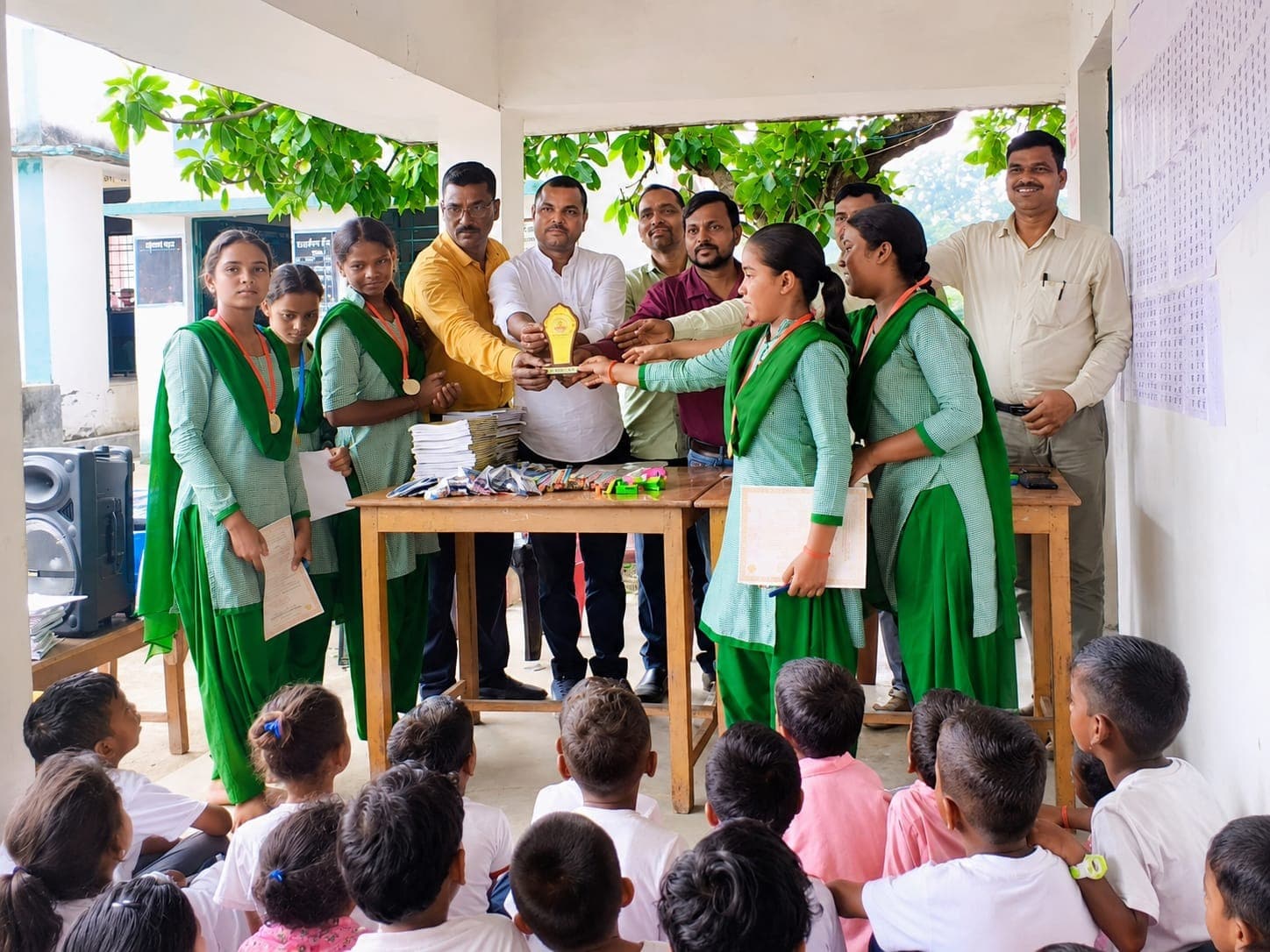 उत्कृष्ट प्रदर्शन करने वाली छात्राएं सम्मानित, 150 बच्चों को मिली शिक्षण सामग्री
