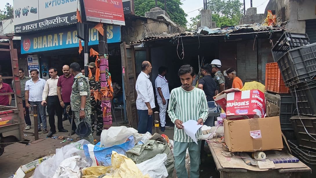 न्यायालय के आदेश से 37 वर्ष पुराने निष्पादन वाद में डिग्रीधारक को दिलाया गया कब्जा, दूसरी ओर दुकानदार ने उठाए गंभीर सवाल