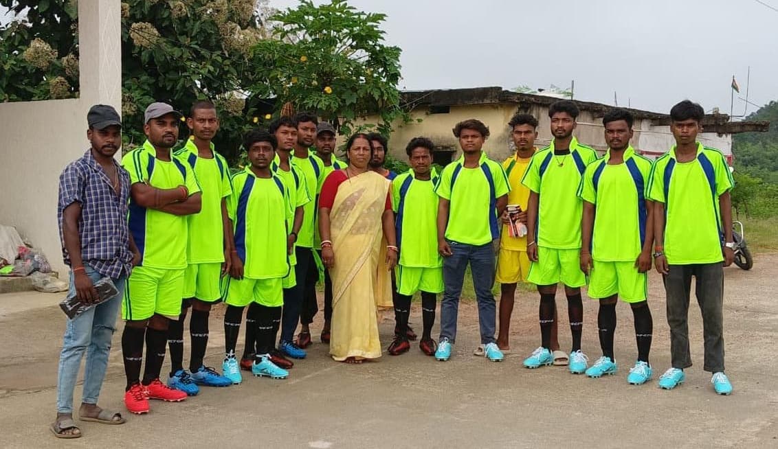 खेल सामग्री मिलते ही खिले खिलाड़ियों के चेहरे, मुखिया ने बांटी जर्सी-बूट