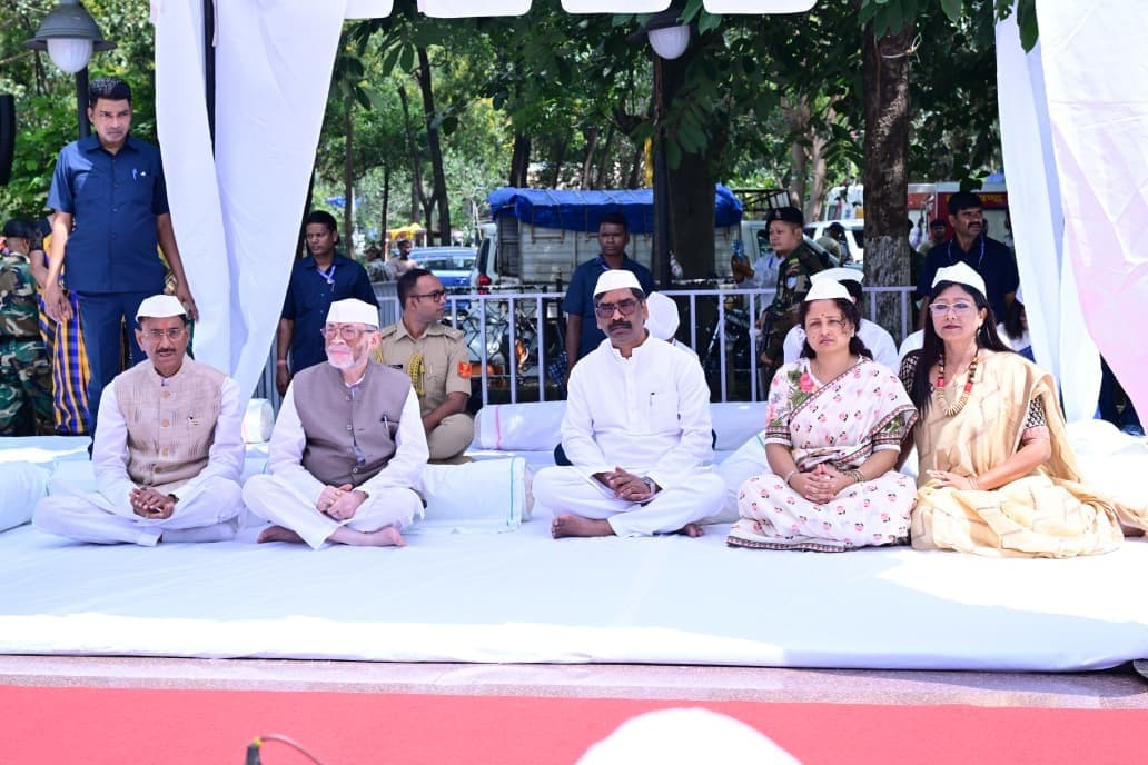 गांधी जयंती पर राज्यपाल मुख्यमंत्री ने बापू को दी श्रद्धांजलि